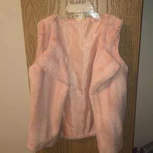 🌟MAKE OFFER🌟 Faux fur Pink vest✨